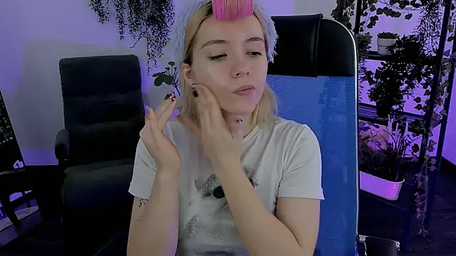 AuroraWrenfield online show from 04/08/26, 02:22