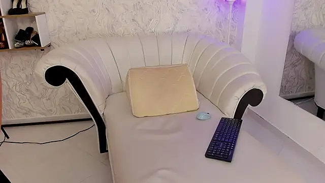 aura sanders1 online show from 04/21/26, 11:49