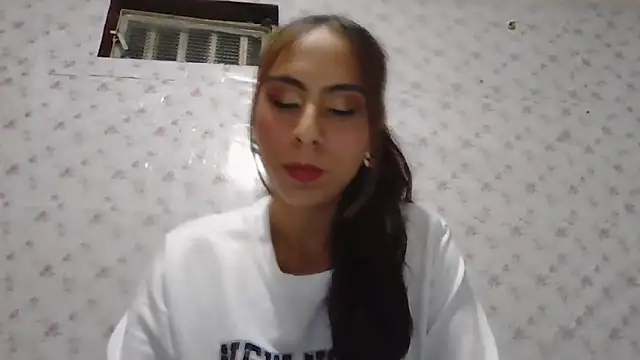 Snapshot of Roselingalvis13 chatting on 04/30/26, 03:02 Roselingalvis13 online show from 04/30/26, 03:02