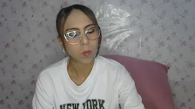 Snapshot of Roselingalvis13 chatting on 06/06/26, 02:05 Roselingalvis13 online show from 06/06/26, 02:05