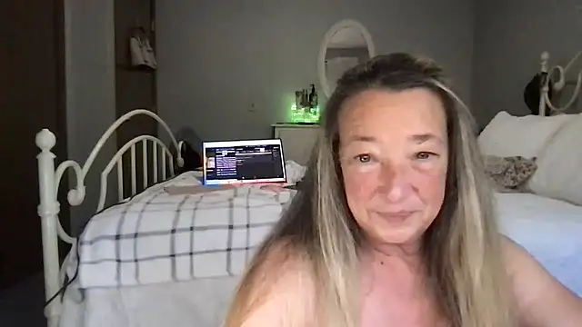 Snapshot of milf-Lacey chatting on 10/16/25, 04:19 milf-Lacey online show from 10/16/25, 04:19