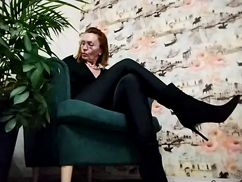 Snapshot of VelvetKarolina chatting on 10/13/25, 01:11 VelvetKarolina online show from 10/13/25, 01:11