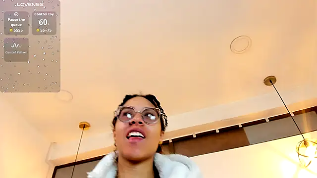 Snapshot of Hanna_Cornee_ chatting on 10/16/25, 02:07 Hanna Cornee online show from 10/16/25, 02:07