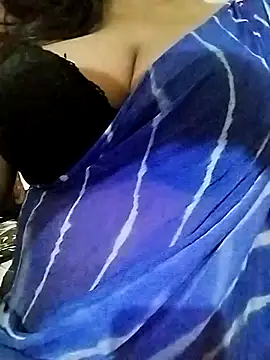 Snapshot of Ponds_beauty chatting on 10/05/25, 01:20 Ponds beauty online show from 10/05/25, 01:20