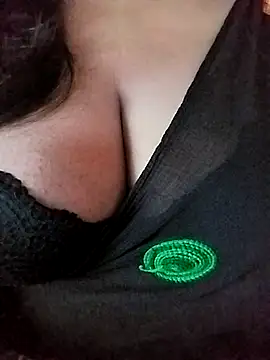 Snapshot of Ponds_beauty chatting on 10/06/25, 01:47 Ponds beauty online show from 10/06/25, 01:47