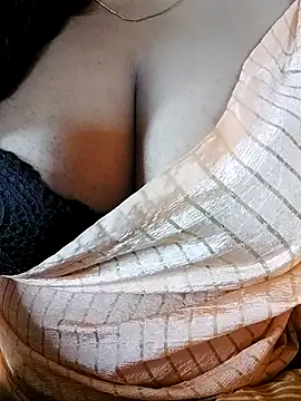 Snapshot of Ponds_beauty chatting on 10/31/25, 03:51 Ponds beauty online show from 10/31/25, 03:51