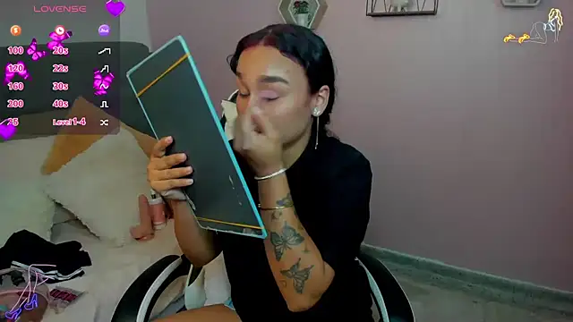 Snapshot of salome_rojas_ chatting on 07/26/26, 04:25 salome rojas online show from 07/26/26, 04:25