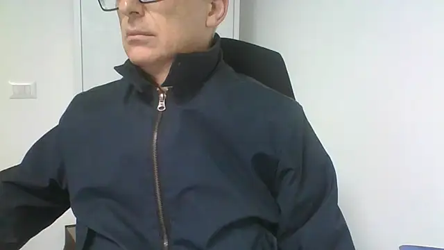 Snapshot of Sensor2000 chatting on 12/18/25, 08:20 Sensor2000 online show from 12/18/25, 08:20