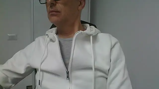 Snapshot of Sensor2000 chatting on 12/22/25, 08:00 Sensor2000 online show from 12/22/25, 08:00