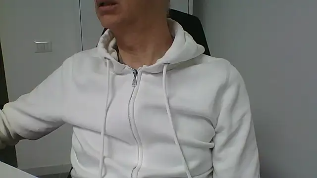 Snapshot of Sensor2000 chatting on 01/12/26, 07:57 Sensor2000 online show from 01/12/26, 07:57