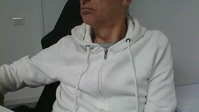 Snapshot of Sensor2000 chatting on 01/15/26, 09:03 Sensor2000 online show from 01/15/26, 09:03