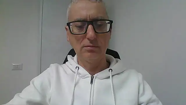 Snapshot of Sensor2000 chatting on 01/17/26, 10:31 Sensor2000 online show from 01/17/26, 10:31