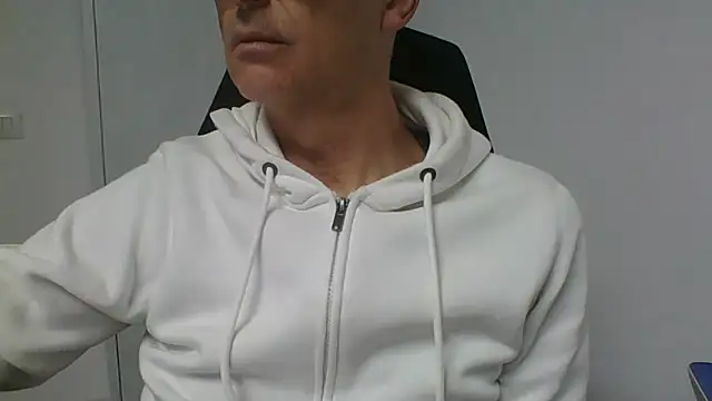 Snapshot of Sensor2000 chatting on 02/03/26, 02:33 Sensor2000 online show from 02/03/26, 02:33