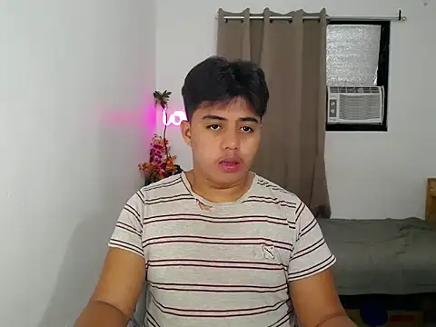 Snapshot of Hugecock2hundle_intown chatting on 11/07/25, 02:17 Hugecock2hundle intown online show from 11/07/25, 02:17