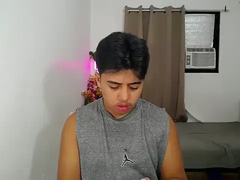 Snapshot of Hugecock2hundle_intown chatting on 11/12/25, 04:51 Hugecock2hundle intown online show from 11/12/25, 04:51