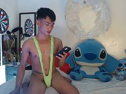 Snapshot of good_boy_in_bed chatting on 10/23/25, 03:44 good boy in bed online show from 10/23/25, 03:44