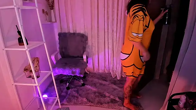 MS VALERIA online show from 10/11/25, 05:50