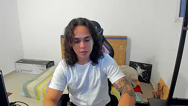 Snapshot of Maximiliano_scoott__ chatting on 10/26/25, 04:40 Maximiliano scoott   online show from 10/26/25, 04:40