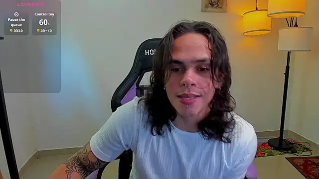 Snapshot of Maximiliano_scoott__ chatting on 11/02/25, 06:10 Maximiliano scoott   online show from 11/02/25, 06:10