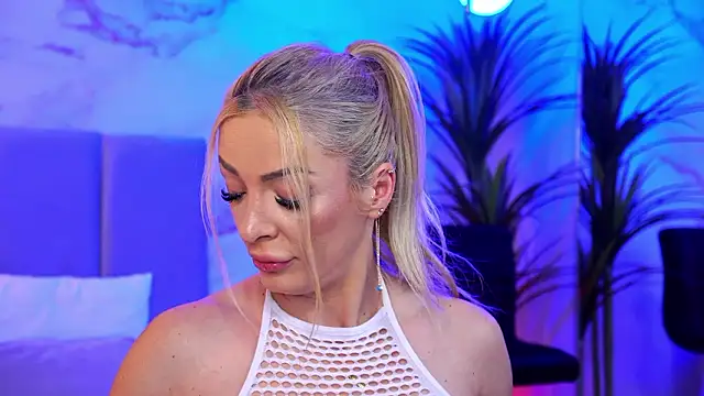 Izabellle02 online show from 03/27/26, 04:51