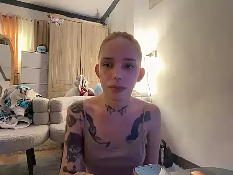prettyhugelatinax44 online show from 08/09/26, 04:50