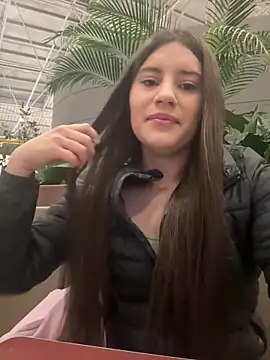 Snapshot of Isabella21_ chatting on 10/22/25, 12:11 Isabella21  online show from 10/22/25, 12:11