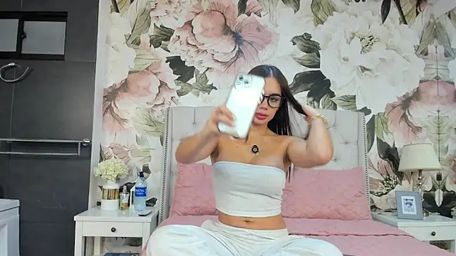 Snapshot of MaddyMay_ chatting on 11/04/25, 09:03 MaddyMay online show from 11/04/25, 09:03