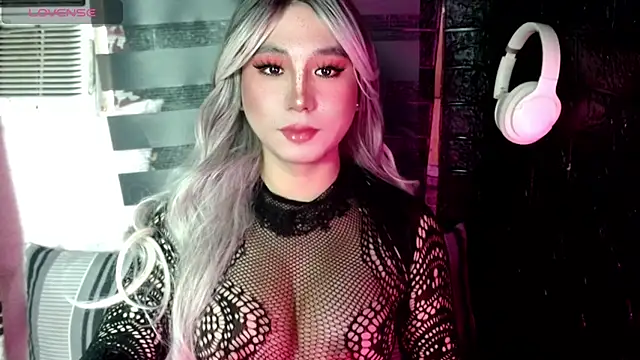 Snapshot of UrhotlucyTS chatting on 10/01/25, 05:24 UrhotlucyTS online show from 10/01/25, 05:24