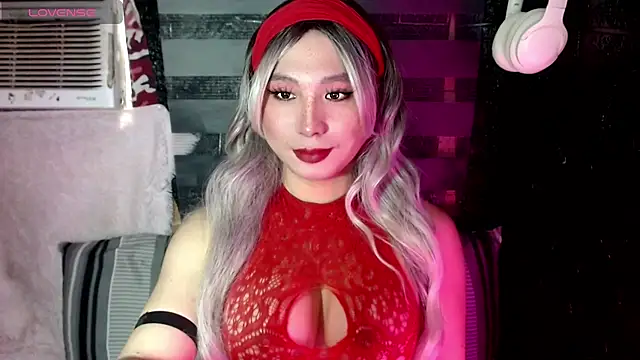 Snapshot of UrhotlucyTS chatting on 10/04/25, 05:49 UrhotlucyTS online show from 10/04/25, 05:49