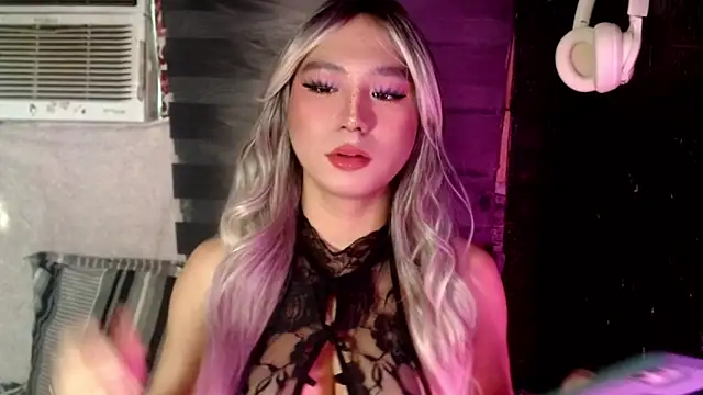 Snapshot of UrhotlucyTS chatting on 10/09/25, 06:00 UrhotlucyTS online show from 10/09/25, 06:00