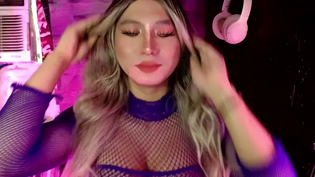 Snapshot of UrhotlucyTS chatting on 11/01/25, 06:59 UrhotlucyTS online show from 11/01/25, 06:59