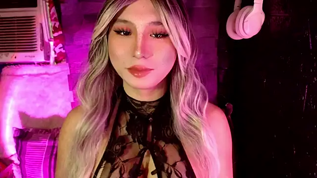 Snapshot of UrhotlucyTS chatting on 11/07/25, 06:46 UrhotlucyTS online show from 11/07/25, 06:46