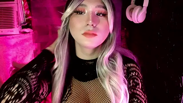 Snapshot of UrhotlucyTS chatting on 12/03/25, 06:54 UrhotlucyTS online show from 12/03/25, 06:54