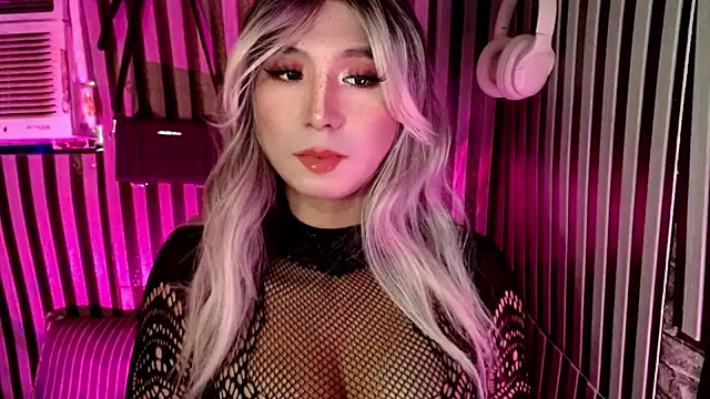 Snapshot of UrhotlucyTS chatting on 01/13/26, 07:02 UrhotlucyTS online show from 01/13/26, 07:02