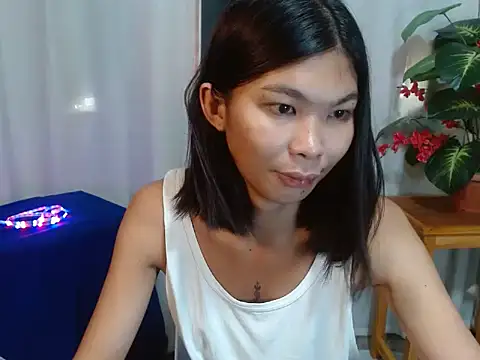 Snapshot of laura_leeforever chatting on 06/18/26, 02:12 laura leeforever online show from 06/18/26, 02:12