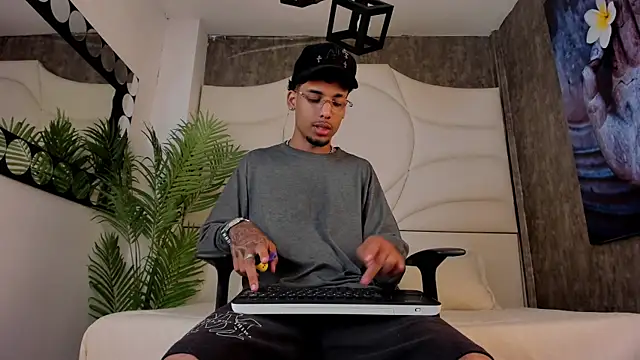 Thiagoferreti online show from 10/13/25, 03:17