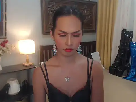 Nathalieheartt online show from 11/18/25, 03:23