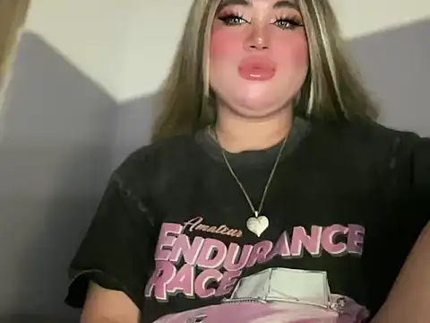 Snapshot of Naughtyrosecum chatting on 11/06/25, 05:03 Naughtyrosecum online show from 11/06/25, 05:03