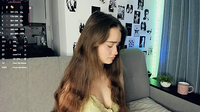 lovelyalivia online show from 11/18/25, 09:25