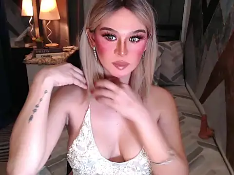Snapshot of superhotangelxx chatting on 04/18/26, 12:14 superhotangelxx online show from 04/18/26, 12:14