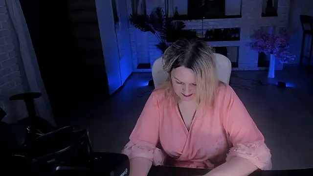 MariemLui online show from 10/18/25, 11:00