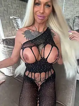 Snapshot of dutchbarbie chatting on 05/10/26, 05:29 dutchbarbie online show from 05/10/26, 05:29