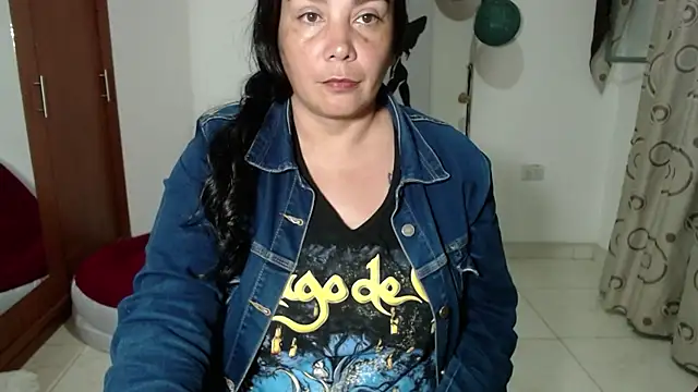 Snapshot of Vivian_milf_paint chatting on 09/10/25, 03:06 Vivian milf paint online show from 09/10/25, 03:06