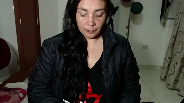 Snapshot of Vivian_milf_paint chatting on 10/07/25, 03:14 Vivian milf paint online show from 10/07/25, 03:14