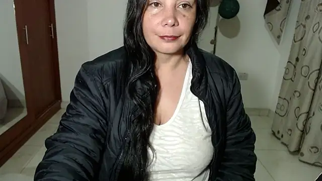 Snapshot of Vivian_milf_paint chatting on 10/24/25, 03:14 Vivian milf paint online show from 10/24/25, 03:14