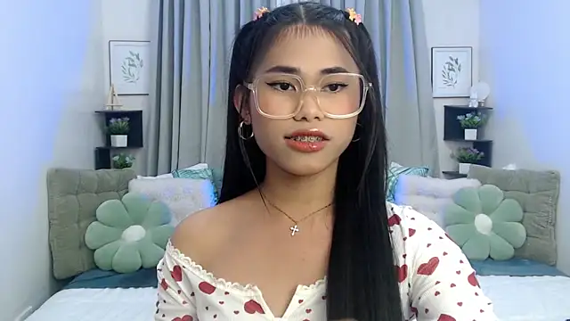 Snapshot of PrettyBlythes_TS chatting on 10/19/25, 04:07 PrettyBlythes TS online show from 10/19/25, 04:07