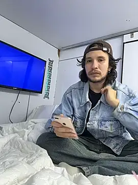 Snapshot of Luxx_14 chatting on 10/31/25, 04:57 Luxx 14 online show from 10/31/25, 04:57