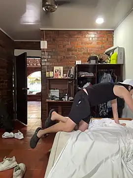 Snapshot of Luxx_14 chatting on 12/21/25, 04:36 Luxx 14 online show from 12/21/25, 04:36