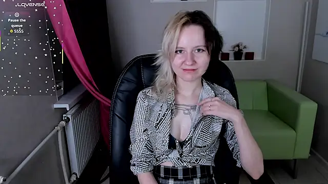 girl next doorr online show from 10/23/25, 01:21