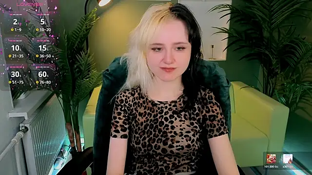 Snapshot of girl_next_doorr chatting on 03/28/26, 01:11 girl next doorr online show from 03/28/26, 01:11
